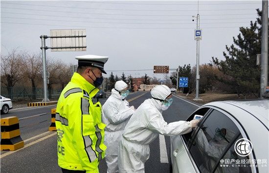嚴把車輛入市關 青島交警防疫檢查車輛2.5萬余輛