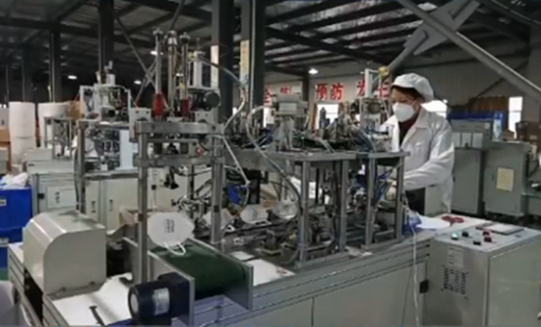 這里生產不下線｜直播KN95口罩和84消毒液生產現場