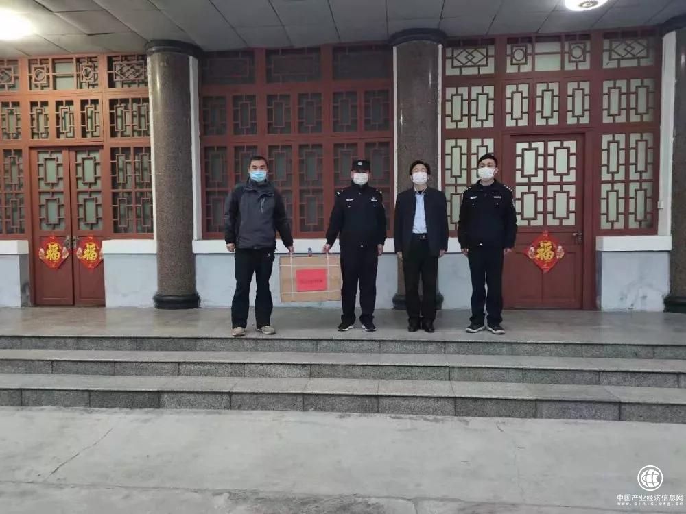 【抗擊疫情護平安】 他用紅藍肩燈，點亮群眾的“心燈”