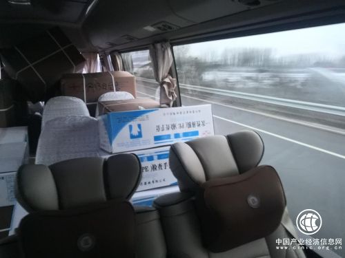 口罩、手套、手術衣……一批防控物資冒雪運抵臨沂
