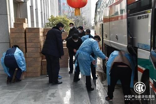 給力！臨沂應急人夜行600公里運回35萬余片口罩