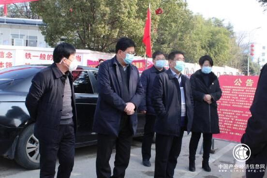 河南方城縣人大常委會主任畢新民、副縣長董玉坤到鳳凰山社區督導疫情防控工作