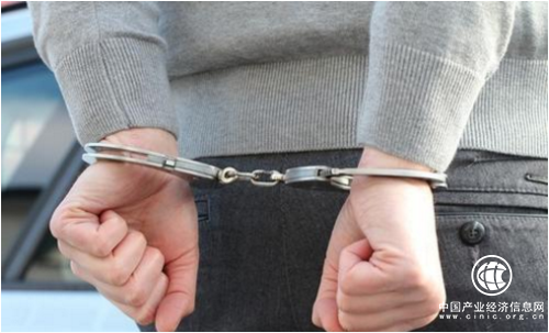 戰疫曝光臺丨真下本！百部手機開直播賣假口罩 被臨沂警方端了