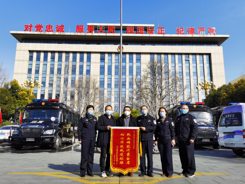 2000桶礦泉水送給抗疫一線民警