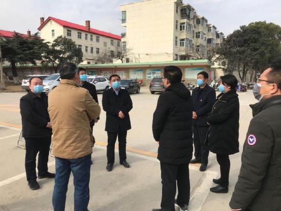 河南省方城縣人大常委會主任畢新民、副縣長董玉坤到鳳凰山社區檢查指導企業復工和疫情防控工作