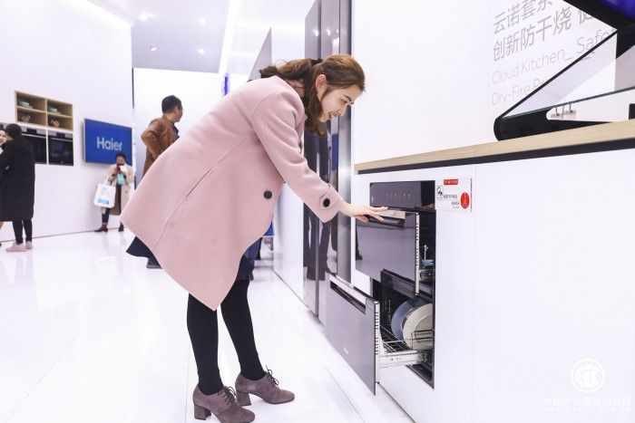 餐具消毒不必費心 放進海爾智慧消毒柜一句話的事兒