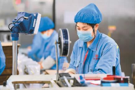 科學防疫有序復工復產 中國外貿企業臨“疫”不亂