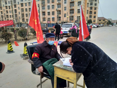 單縣古稀老黨員：“疫情不退，我不退！”