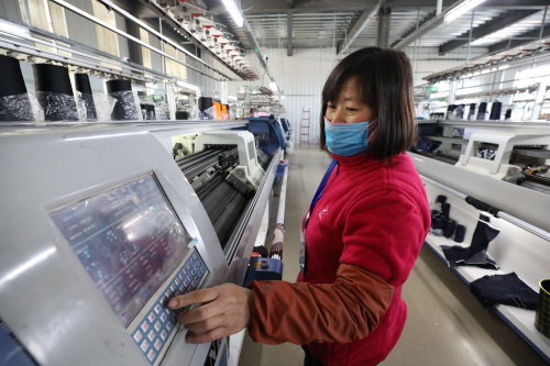 扶貧工廠“織女”忙