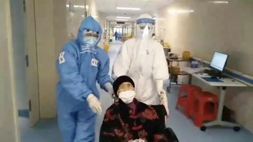 山東醫療隊員精心治療 黃岡“小湯山”90歲患者康復出院