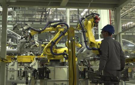 “機器換人”顯優勢，現場打探新能源汽車制造工廠如何復工