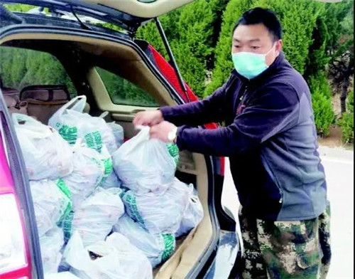 暖心！西海岸綜合行政執法人員變“快遞小哥”幫養殖戶解燃眉之急