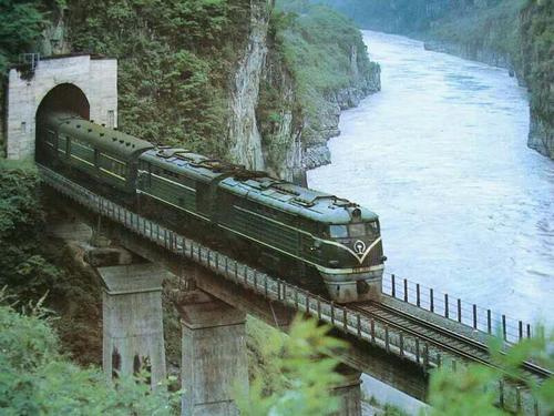 成昆復線已復工25個標段、90個工點，近萬人奮戰在建設一線