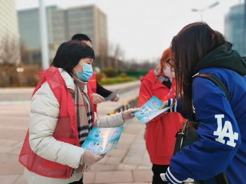 市財政局志愿者走上街頭開展“學雷鋒 見行動”志愿服務活動