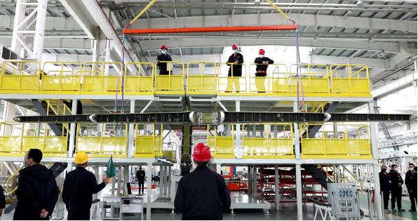 航空工業研制的“新舟”700靜力試驗機垂平尾交付