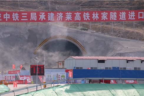 嚴防控、搶時間！各標段人員全部到崗到位 濟萊高鐵林家隧道段全面復工