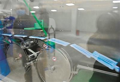 日產50萬只以上 國內首條口罩高速生產線在京投產