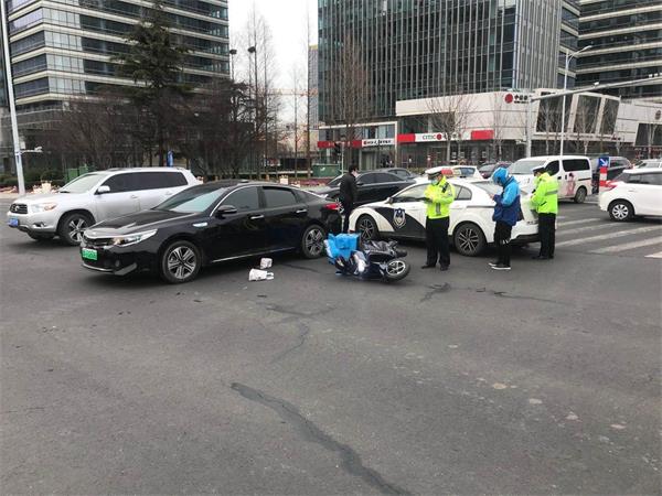 青島交警通報五起摩托車、電動車、貨車交通事故