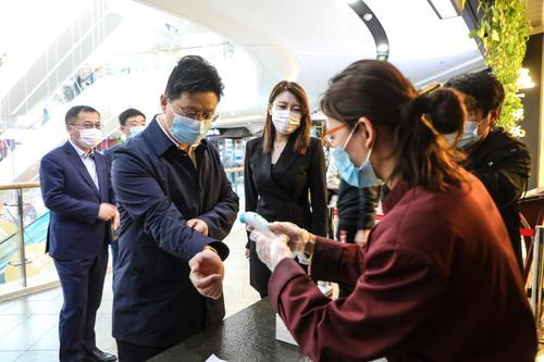 山東臨沂：市長帶頭“下館子”體驗分餐制 調研餐飲企業疫情防控