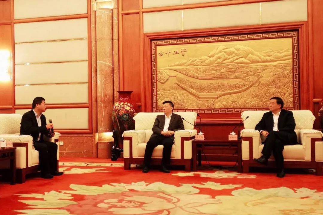 華云數據向四川省副省長王鳳朝等領導介紹華云在云計算及信創領域的應用部署