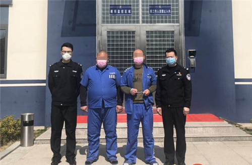 哥哥被抓后勸弟弟自首 黃島民警一下逮倆逃犯