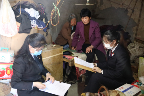 法律無情，法官“有情” 一場特殊庭審在被告家中進行