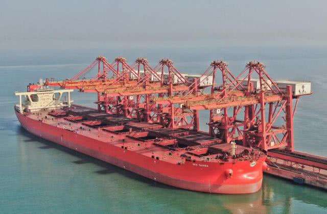 大連重工卸船機效率創煙臺港新紀錄