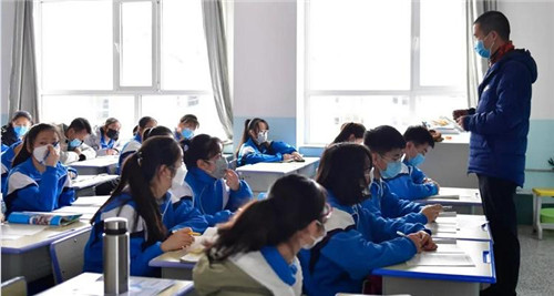 貼心！青島市高中開學后每天免費為每名學生提供1只口罩