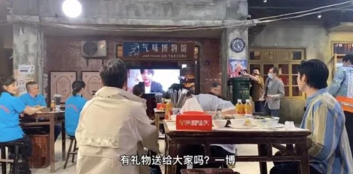 暖！王一博向參加《天天向上》錄制的醫護送手機