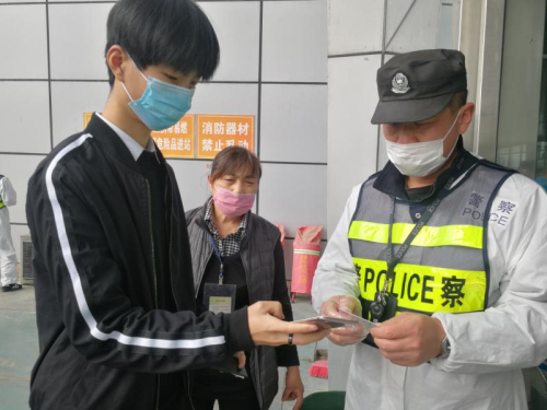 車站防疫防控再升級 持“綠碼”方可進出車站