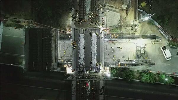 國內首次雙線鐵路曲線段換梁順利完成