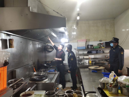 藍天保衛戰| 守護“西城藍”，蘭山城管排查548家餐飲單位