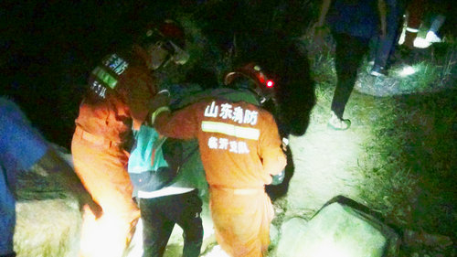 4名初中學生被困深山 消防員星夜爬山救援