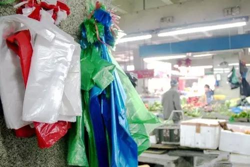 8月底前啟動商場超市等重點領域執法檢查 塑料污染治理再加力度