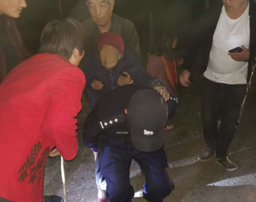 沂南百歲老人走失一天，民警“山上”背回