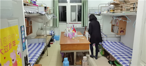 這所大學百名專家教授衛生總動員 為返校學子掃地擦桌營造良好環境
