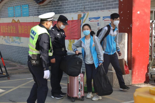 學生復學行李多 城管警察做起“臨時搬運工”