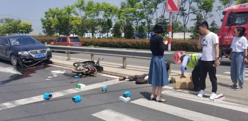山亭交警路面巡查及時搶救傷員
