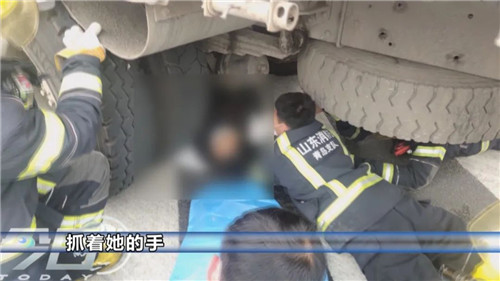 女子被卷入貨車底部 10名消防員現場救援