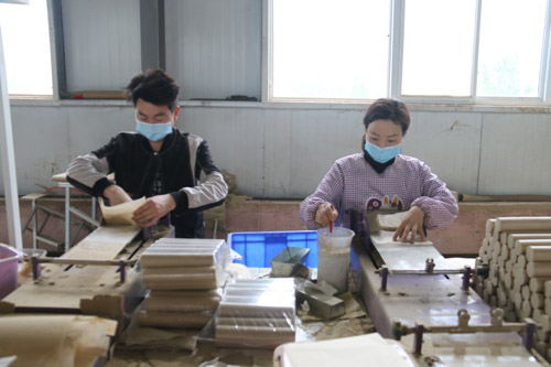 貧困夫妻鐘心“艾情” 家門口就業成為“白領”