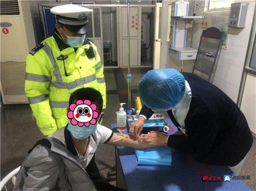 “醉貓”深夜上路遇交警 駕照被吊銷還將面臨刑事處罰