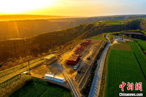 長慶油田注水開發精細化：讓油藏“喝飽水”產效益油