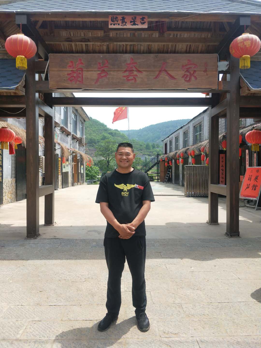 山鄉演出慶祝紅色五月