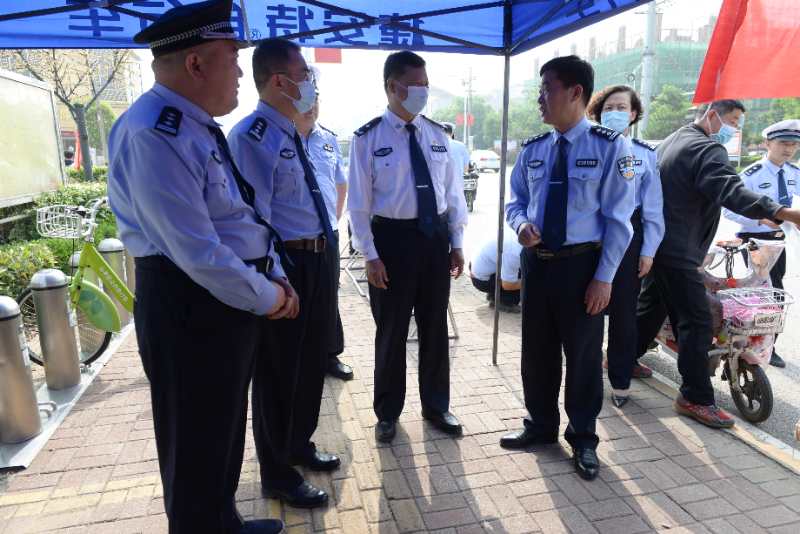 棗莊市山亭區交警大隊聯合山城派出所邀請記者走進貴誠服務站開展電動自行車掛牌集中宣傳活動