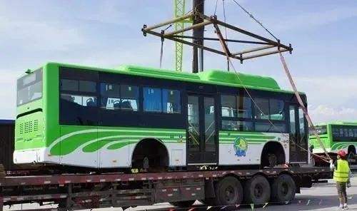 中國制造“走出去” 新疆雙口岸運輸590輛大巴車出口哈薩克斯坦