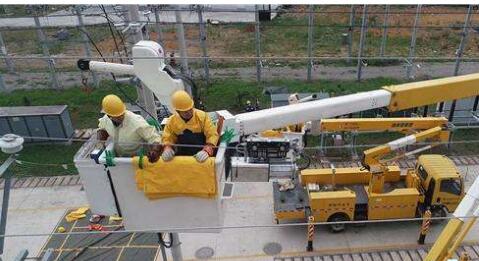 貴州首臺帶電絕緣化涂覆機器人在全省電網推廣使用