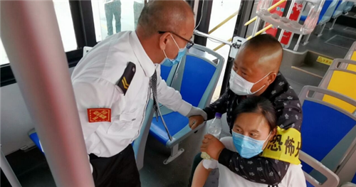 公交車內挾持人質？駕駛員出手相救