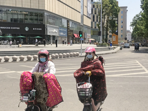 騎車的你戴頭盔了嗎？臨沂街頭佩戴率不高！