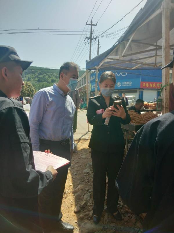 棗莊市山亭區北莊鎮利用大集進行“健康碼”掃碼登記活動