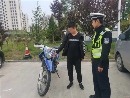 青島14歲“熊孩子”偷騎摩托兜風，后座還帶著……